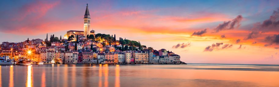 Meerblick auf die Altstadt Rovinj in Istrien, Kroatien im Sonnenuntergang